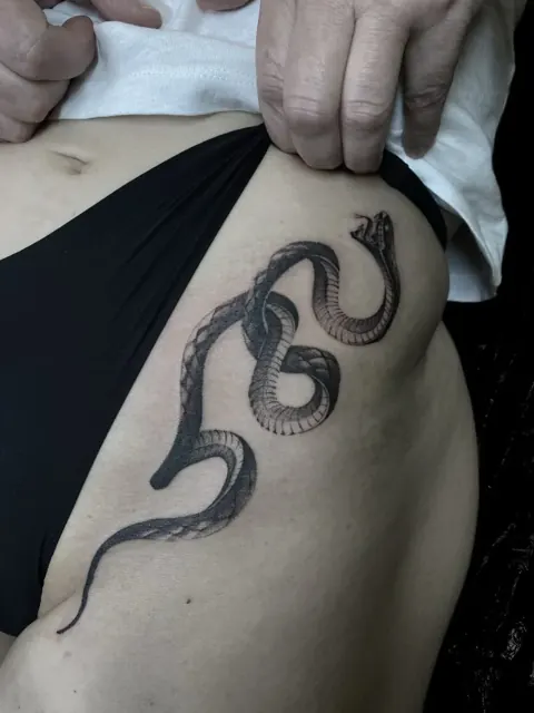 Serpent enroulé sur la hanche, Black & Grey