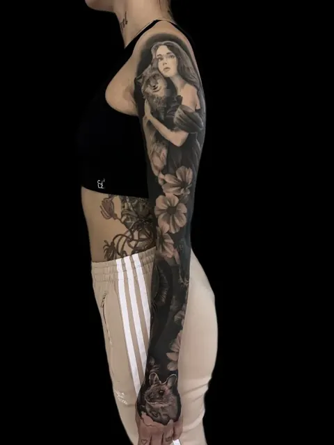 Sleeve de bras avec portrait de femme et fleurs en Black & Grey, vue de côté