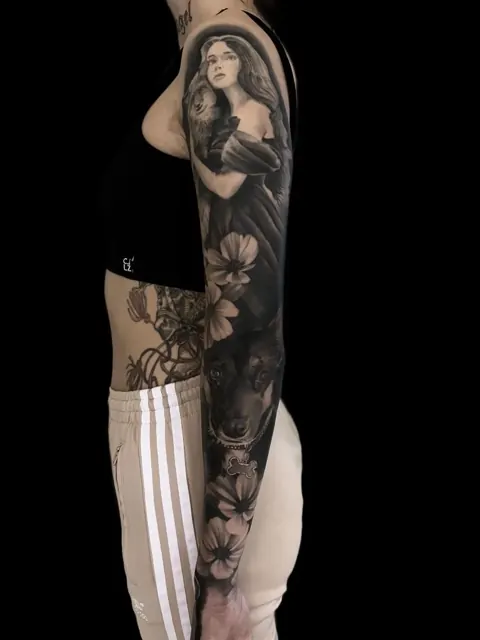 Sleeve complet du bras avec portrait de femme et fleurs, Black & Grey