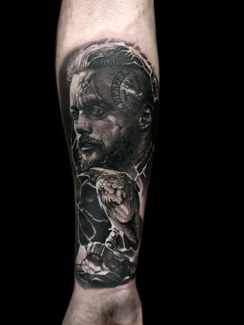 Portrait réaliste de Viking avec corbeau, Black & Grey sur l’avant-bras
