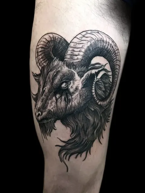 Tête de bélier aux cornes torsadées, tatouage Black & Grey sur l’avant-bras – Mateo Tattoo Art Zurich