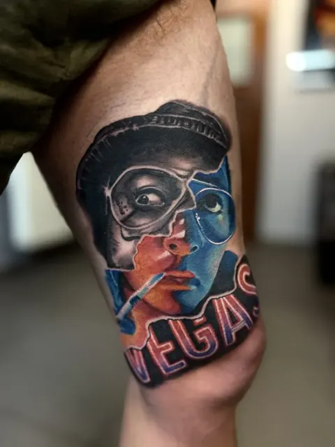 Portrait pop art coloré avec lunettes de soleil et inscription « Vegas » sur la jambe