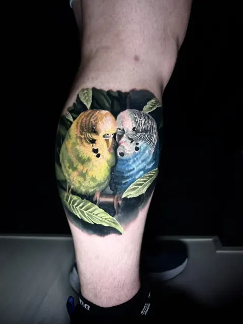 Deux perruches en Color Realism sur le mollet