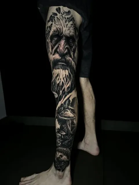 Leg sleeve Black & Grey avec le visage d’un vieil homme