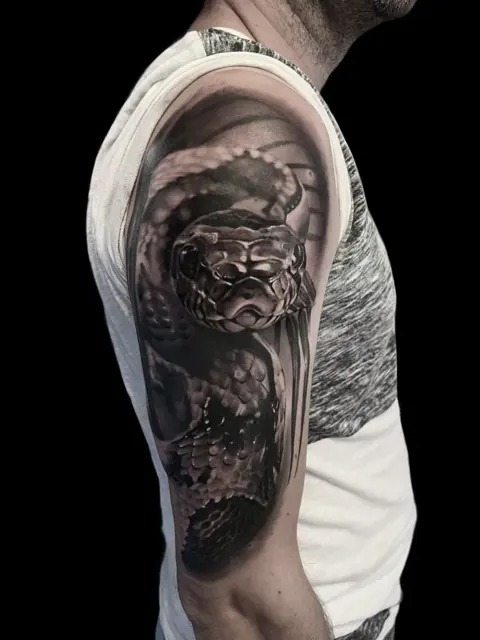 Serpent réaliste sur l’épaule et le haut du bras, Black & Grey