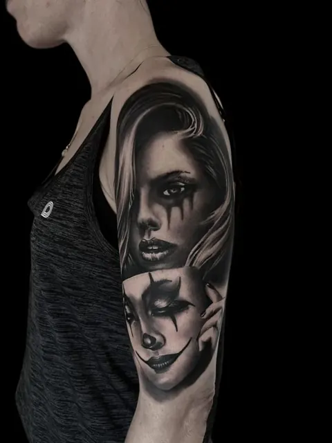 Portrait de femme avec masque de clown, Black & Grey sur le haut du bras