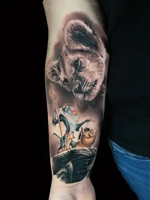 Tatouage Pop Culture « Le Roi Lion » avec lionceau, Rafiki, Timon et Pumbaa sur l’avant-bras