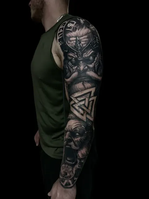 Sleeve nordique avec visage de Viking et symbole Valknut, Black & Grey
