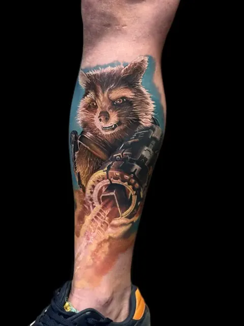 Rocket des Gardiens de la Galaxie en Color Realism sur la jambe