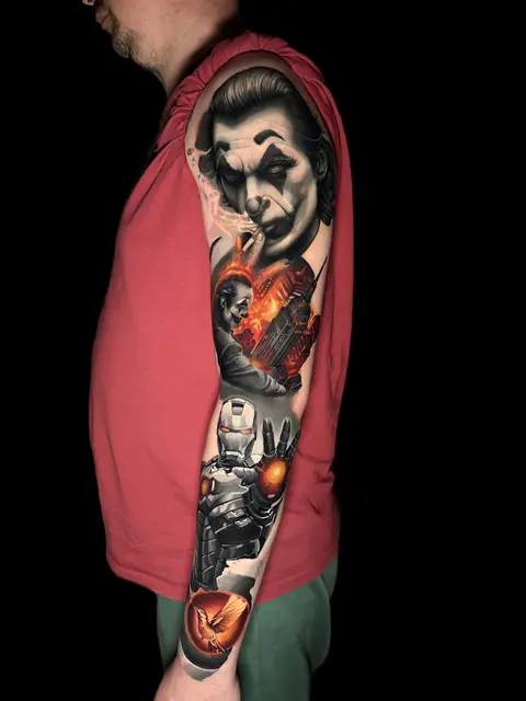 Farbiger Arm-Sleeve mit Joker-Portrait, Iron-Man-Rüstung und Hunger-Games-Spottdrossel in Color Realism