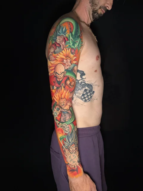 Farbiger Dragon-Ball-Arm-Sleeve mit Shenron auf der Schulter und Son-Goku-Kämpfern, Seitenansicht