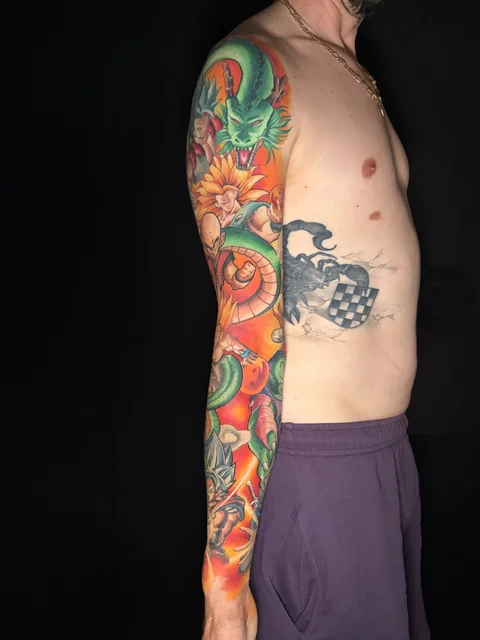 Farbiger Dragon-Ball-Arm-Sleeve mit Shenron und Kämpfern in Orange und Rot, Seitenansicht