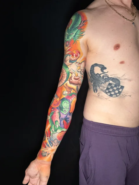 Farbiger Dragon-Ball-Arm-Sleeve mit Piccolo und Shenron, Seitenansicht