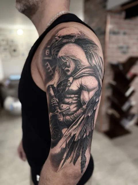 Krieger mit Adlerkopf und Federn am Oberarm, Black & Grey