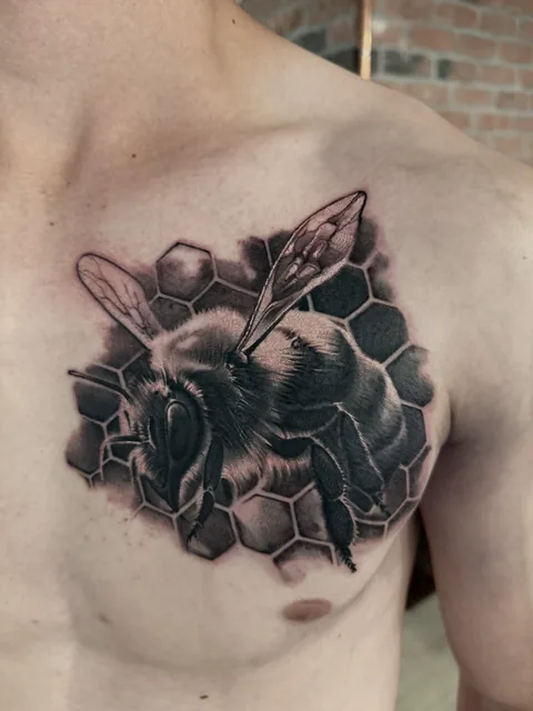 Biene auf Waben an der Brust, Black & Grey