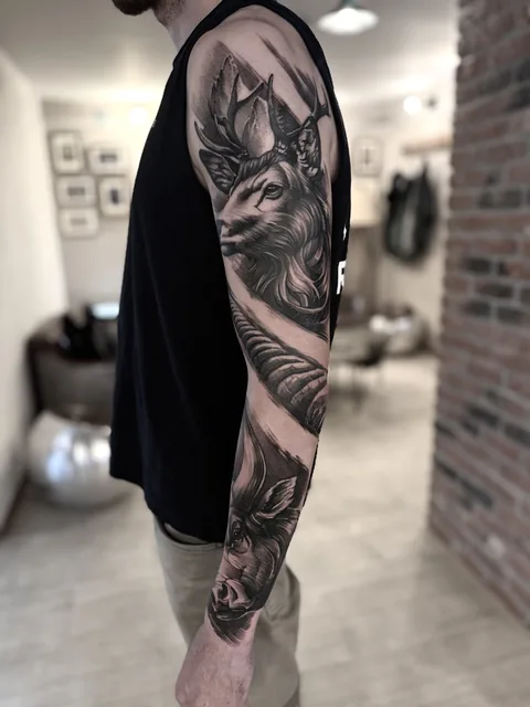 Arm-Sleeve mit Hirsch und Antilope, Black & Grey