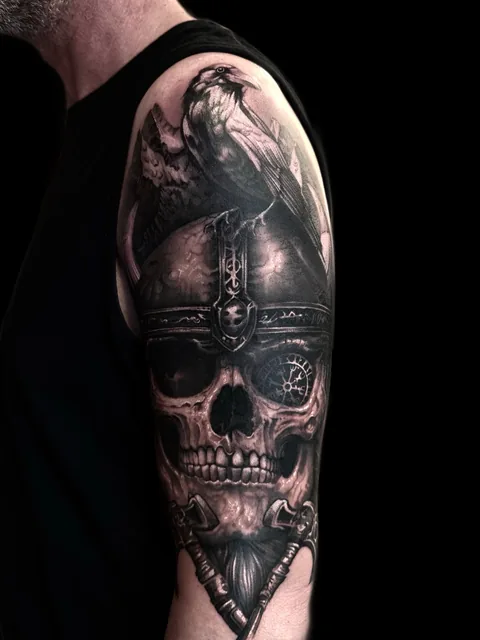 Wikinger-Totenschädel mit Helm und Raben am Oberarm, Black & Grey