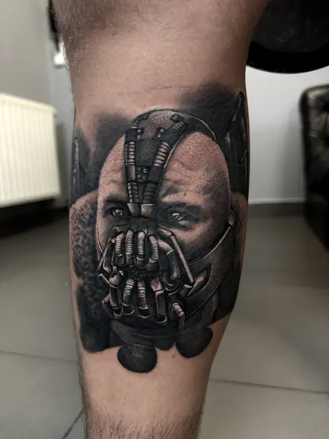Bane-Portrait mit Maske am Unterschenkel, Black & Grey