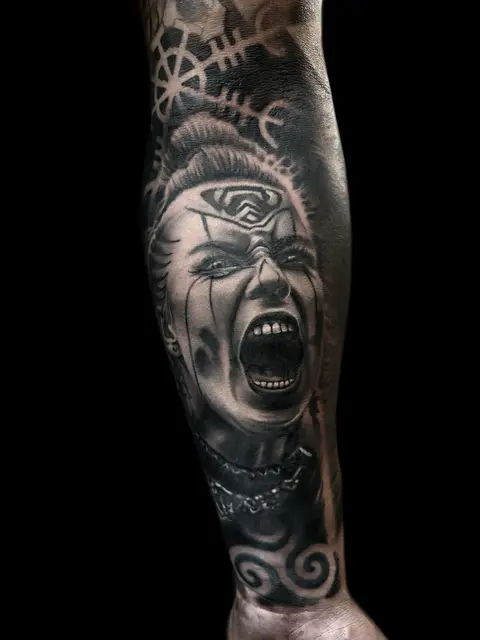 Schreiendes Portrait mit Auge auf der Stirn am Unterarm, Black & Grey