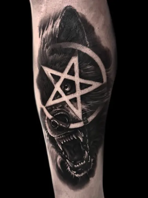 Knurrender Wolf mit Pentagramm am Unterschenkel, Black & Grey