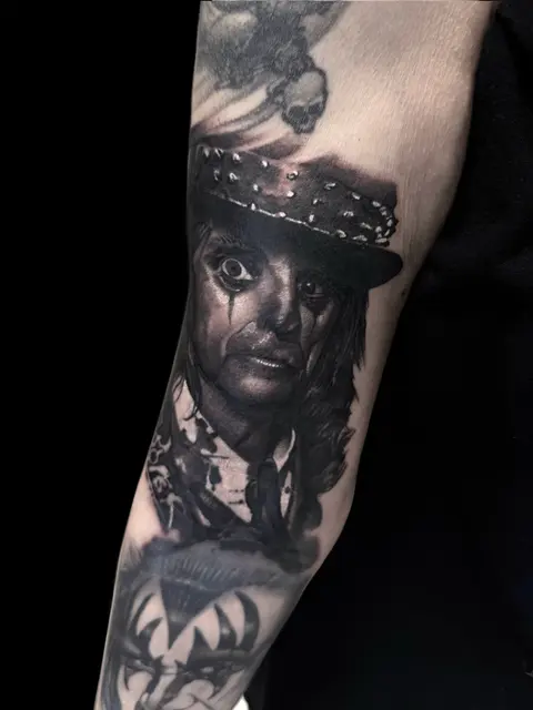 Realistisches Portrait mit genietetem Hut am Unterarm, Black & Grey