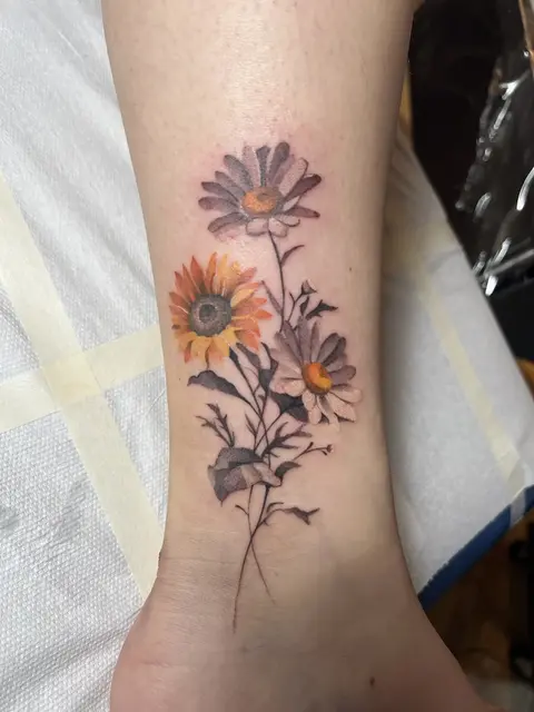 Blumenstrauss mit Sonnenblume und Margeriten am Knöchel, Color Realism