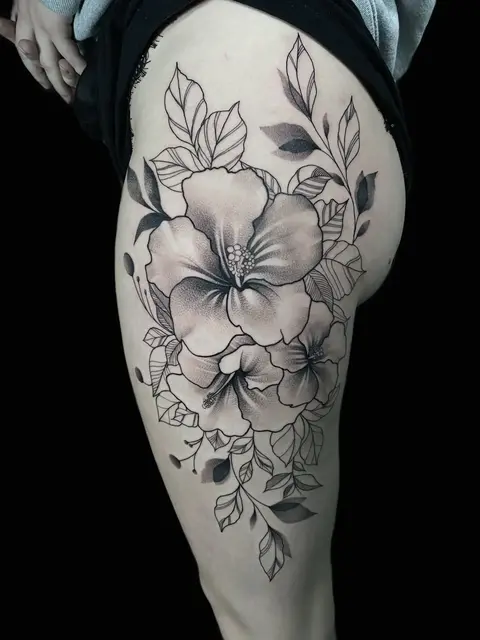 Hibiskusblüten mit Blättern am Oberschenkel, Black & Grey