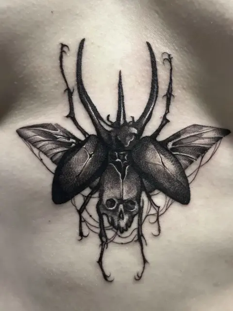 Käfer mit Schädel und Ranken auf dem Rücken, Black & Grey