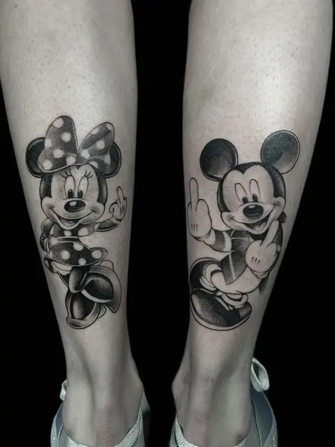 Mickey und Minnie Mouse an den Waden, Black & Grey