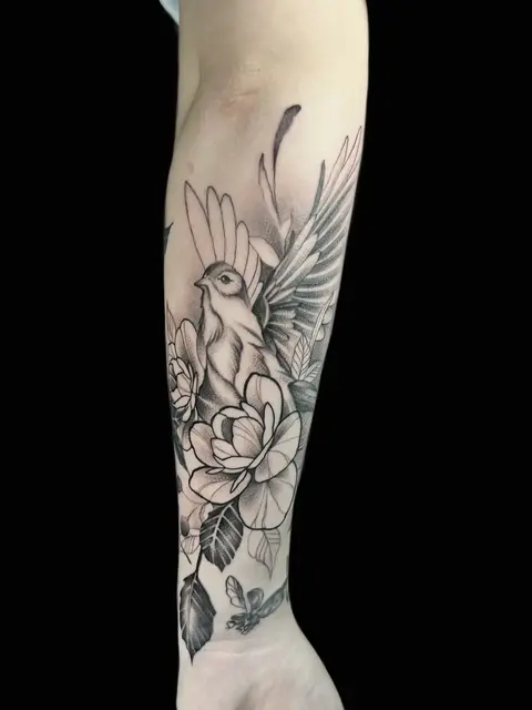 Vogel mit Rosen und Flügeln am Unterarm, Black & Grey