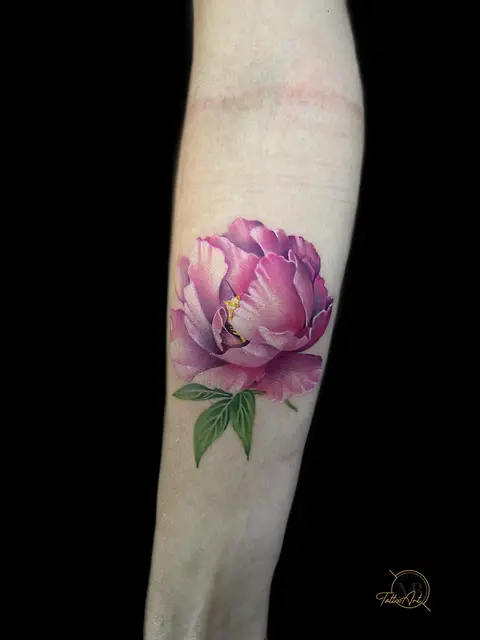 Rosa Pfingstrose mit grünen Blättern am Unterarm, Color Realism