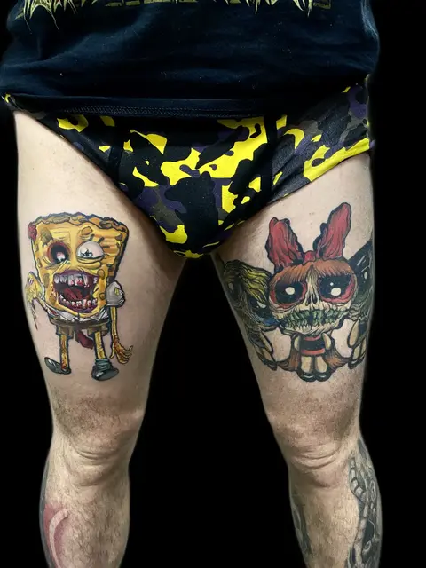 Pop-Culture-Tattoos an beiden Oberschenkeln mit SpongeBob als Zombie und einer Figur mit roter Schleife, farbig