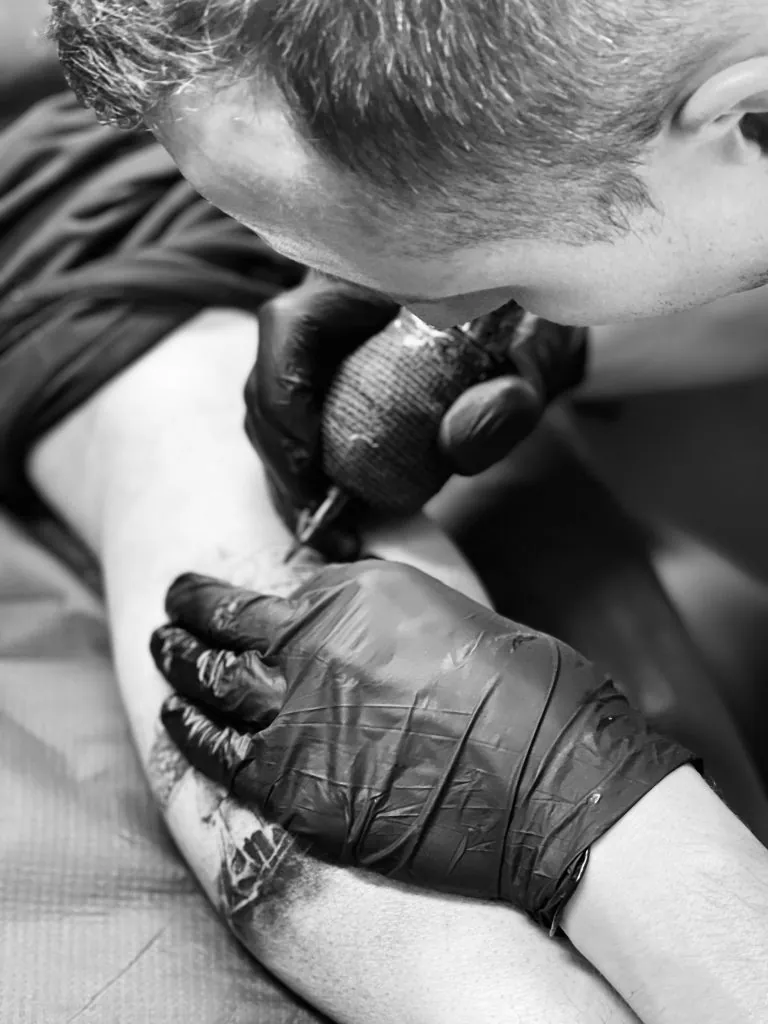 Mateo en train de tatouer